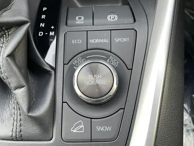 トヨタ ＲＡＶ４ アドベンチャー オフロードPKGⅡ 大阪府 2023(令5)年 1.8万km スーパーホワイトⅡ トヨタセーフティセンス/・アダプティクブクルーズコントロール/・プリクラッシュセーフティー/・レーントレーシングアシスト/・クリアランスソナー/・パーキングサポートブレーキー/・オートマチックハイビーム/・ロードサインアシスト/純正ナビ/・Bluetooth/フルセグTV/USB/Miracast/ラジオ/主要装備/・バックカメラ/・ブラインドスポットモニター/・ダウンヒルアシストコントロール/・オートホールド/・横滑り防止装置/・ステアリングヒーター/・ステアリングリモコン/・ハーフレザーシート/・シートヒーター/エアシート/・ETC