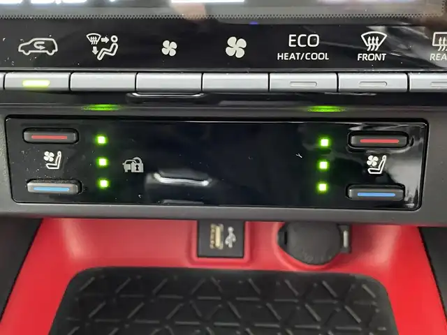 トヨタ ＲＡＶ４ アドベンチャー オフロードPKGⅡ 大阪府 2023(令5)年 1.8万km スーパーホワイトⅡ トヨタセーフティセンス/・アダプティクブクルーズコントロール/・プリクラッシュセーフティー/・レーントレーシングアシスト/・クリアランスソナー/・パーキングサポートブレーキー/・オートマチックハイビーム/・ロードサインアシスト/純正ナビ/・Bluetooth/フルセグTV/USB/Miracast/ラジオ/主要装備/・バックカメラ/・ブラインドスポットモニター/・ダウンヒルアシストコントロール/・オートホールド/・横滑り防止装置/・ステアリングヒーター/・ステアリングリモコン/・ハーフレザーシート/・シートヒーター/エアシート/・ETC