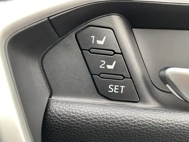 トヨタ ＲＡＶ４ アドベンチャー オフロードPKGⅡ 大阪府 2023(令5)年 1.8万km スーパーホワイトⅡ トヨタセーフティセンス/・アダプティクブクルーズコントロール/・プリクラッシュセーフティー/・レーントレーシングアシスト/・クリアランスソナー/・パーキングサポートブレーキー/・オートマチックハイビーム/・ロードサインアシスト/純正ナビ/・Bluetooth/フルセグTV/USB/Miracast/ラジオ/主要装備/・バックカメラ/・ブラインドスポットモニター/・ダウンヒルアシストコントロール/・オートホールド/・横滑り防止装置/・ステアリングヒーター/・ステアリングリモコン/・ハーフレザーシート/・シートヒーター/エアシート/・ETC