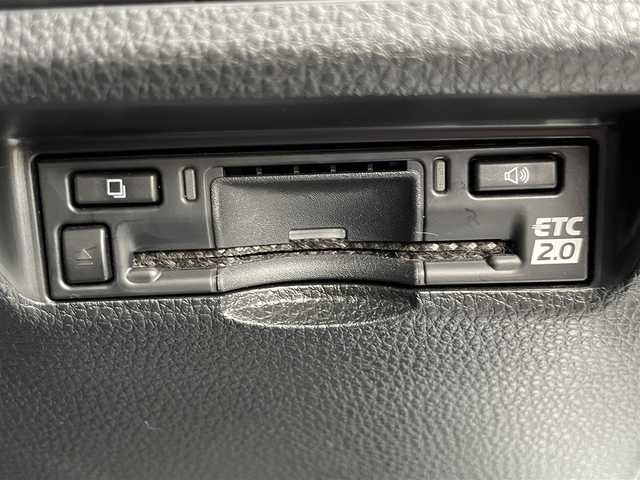 トヨタ ＲＡＶ４ アドベンチャー オフロードPKGⅡ 大阪府 2023(令5)年 1.8万km スーパーホワイトⅡ トヨタセーフティセンス/・アダプティクブクルーズコントロール/・プリクラッシュセーフティー/・レーントレーシングアシスト/・クリアランスソナー/・パーキングサポートブレーキー/・オートマチックハイビーム/・ロードサインアシスト/純正ナビ/・Bluetooth/フルセグTV/USB/Miracast/ラジオ/主要装備/・バックカメラ/・ブラインドスポットモニター/・ダウンヒルアシストコントロール/・オートホールド/・横滑り防止装置/・ステアリングヒーター/・ステアリングリモコン/・ハーフレザーシート/・シートヒーター/エアシート/・ETC