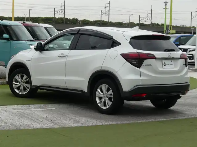 ホンダ ヴェゼル ハイブリッド X ホンダセンシング 千葉県 2020(令2)年 3.5万km プラチナホワイトパール ホンダセンシング/・衝突軽減ブレーキ（CMBS）/・車線維持支援システム（LKAS）/・アダプティブクルーズコントロール（ACC）/・後方誤発進抑制機能/・誤発進抑制機能/8インチ純正SDナビ/地デジTV/【DVD/CD再生機能　Bluetooth接続】/バックカメラ/ドライブレコーダー/革巻きステアリング/ステアリングスイッチ/ETC/LEDヘッドライト/純正16インチアルミホイル/サイド/カーテンエアバッグ/Honda スマートキー