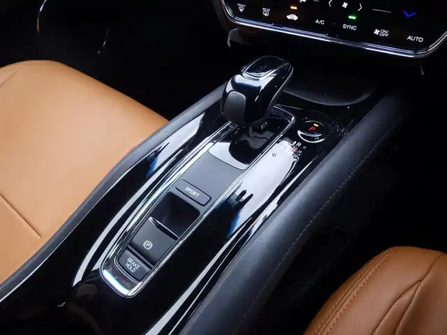 ホンダ ヴェゼル ハイブリッド X ホンダセンシング 千葉県 2020(令2)年 3.5万km プラチナホワイトパール ホンダセンシング/・衝突軽減ブレーキ（CMBS）/・車線維持支援システム（LKAS）/・アダプティブクルーズコントロール（ACC）/・後方誤発進抑制機能/・誤発進抑制機能/8インチ純正SDナビ/地デジTV/【DVD/CD再生機能　Bluetooth接続】/バックカメラ/ドライブレコーダー/革巻きステアリング/ステアリングスイッチ/ETC/LEDヘッドライト/純正16インチアルミホイル/サイド/カーテンエアバッグ/Honda スマートキー