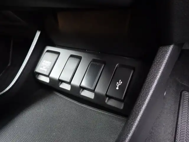 ホンダ ヴェゼル ハイブリッド X ホンダセンシング 千葉県 2020(令2)年 3.5万km プラチナホワイトパール ホンダセンシング/・衝突軽減ブレーキ（CMBS）/・車線維持支援システム（LKAS）/・アダプティブクルーズコントロール（ACC）/・後方誤発進抑制機能/・誤発進抑制機能/8インチ純正SDナビ/地デジTV/【DVD/CD再生機能　Bluetooth接続】/バックカメラ/ドライブレコーダー/革巻きステアリング/ステアリングスイッチ/ETC/LEDヘッドライト/純正16インチアルミホイル/サイド/カーテンエアバッグ/Honda スマートキー