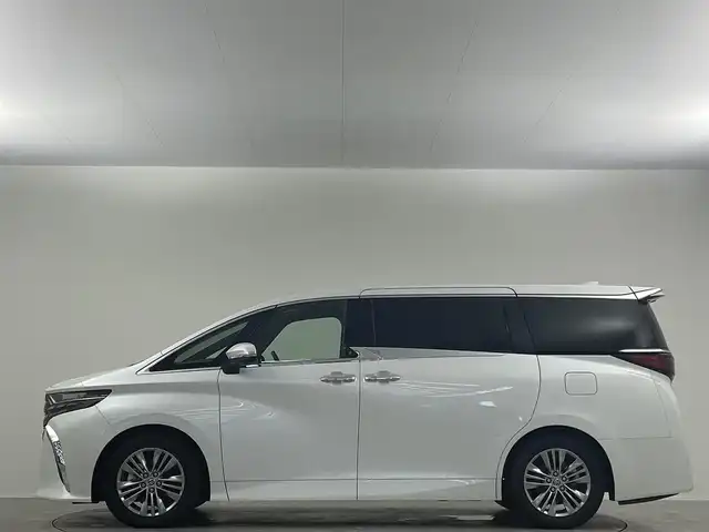 トヨタ アルファードハイブリット Z 埼玉県 2024(令6)年 0.7万km プラチナホワイトパールマイカ 衝突被害軽減ブレーキ/純正14インチディスプレイオーディオナビ（あり）/フリップダウンモニター/三眼LEDヘッドライト/全方位カメラ/両側パワースライドドア/ガラスルーフ/レーダークルーズコントロール/シートヒーター/エアシート/フルセグTV/Bluetooth/バックカメラ/電動リアゲート/パワーシート/ヘッドアップディスプレイ/コーナーセンサー/純正アルミホイール/ETC2.0/ブラインドスポットモニター/パドルシフト/ステアリングヒーター/リアオートエアコン/オートマチックハイビーム/置くだけ充電器/ドライブレコーダー/ステアリングスイッチ/スマートキー/プッシュスタート