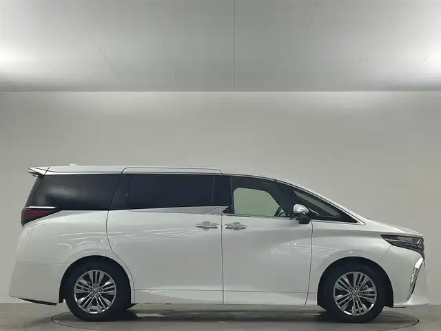 トヨタ アルファードハイブリット Z 埼玉県 2024(令6)年 0.7万km プラチナホワイトパールマイカ 衝突被害軽減ブレーキ/純正14インチディスプレイオーディオナビ（あり）/フリップダウンモニター/三眼LEDヘッドライト/全方位カメラ/両側パワースライドドア/ガラスルーフ/レーダークルーズコントロール/シートヒーター/エアシート/フルセグTV/Bluetooth/バックカメラ/電動リアゲート/パワーシート/ヘッドアップディスプレイ/コーナーセンサー/純正アルミホイール/ETC2.0/ブラインドスポットモニター/パドルシフト/ステアリングヒーター/リアオートエアコン/オートマチックハイビーム/置くだけ充電器/ドライブレコーダー/ステアリングスイッチ/スマートキー/プッシュスタート