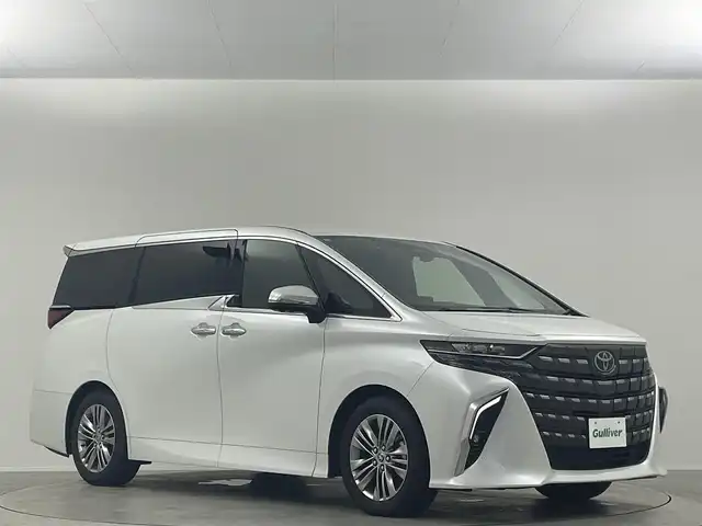 トヨタ アルファードハイブリット Z 埼玉県 2024(令6)年 0.7万km プラチナホワイトパールマイカ 衝突被害軽減ブレーキ/純正14インチディスプレイオーディオナビ（あり）/フリップダウンモニター/三眼LEDヘッドライト/全方位カメラ/両側パワースライドドア/ガラスルーフ/レーダークルーズコントロール/シートヒーター/エアシート/フルセグTV/Bluetooth/バックカメラ/電動リアゲート/パワーシート/ヘッドアップディスプレイ/コーナーセンサー/純正アルミホイール/ETC2.0/ブラインドスポットモニター/パドルシフト/ステアリングヒーター/リアオートエアコン/オートマチックハイビーム/置くだけ充電器/ドライブレコーダー/ステアリングスイッチ/スマートキー/プッシュスタート