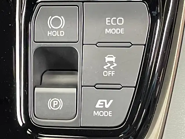 トヨタ アルファードハイブリット Z 千葉県 2024(令6)年 0.7万km プラチナホワイトパールマイカ 禁煙車/トヨタセーフティセンス/・プリクラッシュセーフティ/・プリクラッシュセーフティブレーキ/・クリアランスソナー/・レーンディパーチャーアラート/・ブラインドスポットモニター/・ヘッドアップディスプレイ/・レーダークルーズコントロール/ツインガラスルーフ/純正１３型フリップダウンモニター/両側パワースライドドア/パワーバックドア/純正14インチディスプレイオーディオナビ（あり）/・USB/Bluetooth/フルセグTV/・全方位カメラ/・ビルトインETC2.0/革巻きステアリング/・ステアリングスイッチ/・ステアリングヒーター/レザーシート/・DNセカンドパワーシート/・D席メモリ付き/・DNセカンドシートヒーター/・DNセカンドエアーシート/MT付きAT/置くだけ充電/AC100電源/純正フロアマット/純正１８インチAW/オートライト/・オートマチックハイビーム/・三眼LEDヘッドライト/・LEDフォグランプ