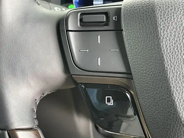 トヨタ アルファードハイブリット Z 千葉県 2024(令6)年 0.7万km プラチナホワイトパールマイカ 禁煙車/トヨタセーフティセンス/・プリクラッシュセーフティ/・プリクラッシュセーフティブレーキ/・クリアランスソナー/・レーンディパーチャーアラート/・ブラインドスポットモニター/・ヘッドアップディスプレイ/・レーダークルーズコントロール/ツインガラスルーフ/純正１３型フリップダウンモニター/両側パワースライドドア/パワーバックドア/純正14インチディスプレイオーディオナビ（あり）/・USB/Bluetooth/フルセグTV/・全方位カメラ/・ビルトインETC2.0/革巻きステアリング/・ステアリングスイッチ/・ステアリングヒーター/レザーシート/・DNセカンドパワーシート/・D席メモリ付き/・DNセカンドシートヒーター/・DNセカンドエアーシート/MT付きAT/置くだけ充電/AC100電源/純正フロアマット/純正１８インチAW/オートライト/・オートマチックハイビーム/・三眼LEDヘッドライト/・LEDフォグランプ