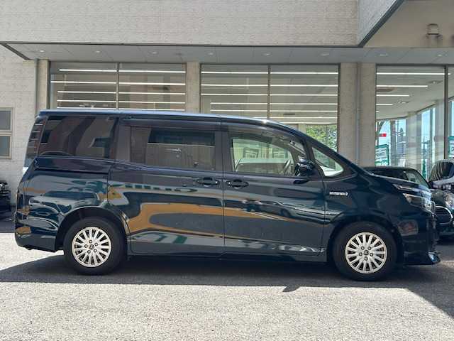 トヨタ ヴォクシー ハイブリッド X 静岡県 2016(平28)年 8万km ブラッキッシュアゲハガラスフレーク ワンオーナー/純正ナビ/ワンセグTV/CD/SD/BT/バックカメラ/両側パワースライドドア/プリクラッシュセーフティ/レーンキープアシスト/オートハイビーム/前後ドライブレコーダー/LEDヘッドライト/ビルトインETC/純正15インチAW/スマートキー×2/保証書/取扱説明書/ナビ取扱説明書/R1/3/4点検記録簿有