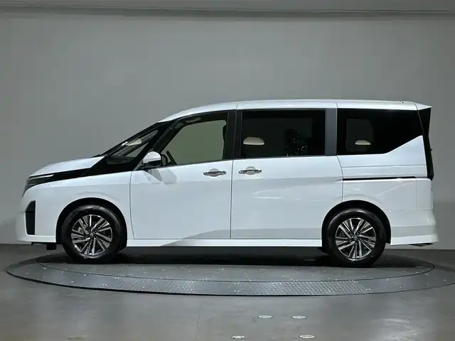 日産 セレナ ハイウェイスター V 愛媛県 2025(令7)年 0.1万km未満 プリズムホワイト 12.3インチ純正ディスプレイオーディオ　全方位カメラ　フルセグTV　寒冷地仕様　ETC　フリップダウンモニター 前後ドライブレコーダー シートヒーター　純正アルミホイール　コーナーセンサー ステアリングヒーター　
