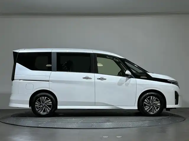 日産 セレナ ハイウェイスター V 愛媛県 2025(令7)年 0.1万km未満 プリズムホワイト 12.3インチ純正ディスプレイオーディオ　全方位カメラ　フルセグTV　寒冷地仕様　ETC　フリップダウンモニター 前後ドライブレコーダー シートヒーター　純正アルミホイール　コーナーセンサー ステアリングヒーター　