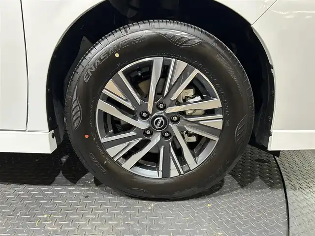 日産 セレナ ハイウェイスター V 愛媛県 2025(令7)年 0.1万km未満 プリズムホワイト 12.3インチ純正ディスプレイオーディオ　全方位カメラ　フルセグTV　寒冷地仕様　ETC　フリップダウンモニター 前後ドライブレコーダー シートヒーター　純正アルミホイール　コーナーセンサー ステアリングヒーター　