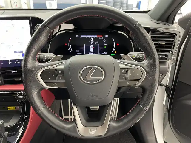 レクサス ＮＸ 350h Fスポーツ 滋賀県 2022(令4)年 3.4万km ホワイトノーヴァガラスフレーク 禁煙車/サンルーフ/ルーフレール/オレンジキャリパー/おくだけ充電/14インチ純正ナビ【Bluetooth/CD/DVD/USB】/全方位カメラ/前後ドラレコ/パーキングアシスト/レザーシート/前席パワーシート/全席シートヒーター/前席エアシート/LEDライト/オートライト/オートハイビーム/前後ソナー/BSM/電動リアゲート/ETC2.0/パドルシフト/ヘッドアップディスプレイ/100V電源/レーダークルーズコントロール/レーンキープアシスト/純正エアロ/プッシュスタート/スマートキー