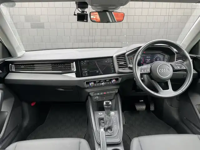 アウディ Ａ１ SB 25TFSI 静岡県 2020(令2)年 1.6万km グレイシアホワイトメタリック 純正ナビ：MMIナビゲーション/バーチャルコックピット/Bluetooth接続/ETC2.0/前席シートヒーター/前後コーナーセンサー/レーンキープアシスト/クルーズコントロール/USB充電ポート/スマートキー/バックカメラ/アイドリングストップ/パーキングアシスト/純正フロアマット/純正15インチAW