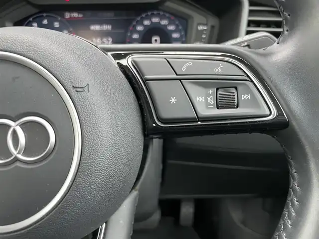 アウディ Ａ１ SB 25TFSI 静岡県 2020(令2)年 1.6万km グレイシアホワイトメタリック 純正ナビ：MMIナビゲーション/バーチャルコックピット/Bluetooth接続/ETC2.0/前席シートヒーター/前後コーナーセンサー/レーンキープアシスト/クルーズコントロール/USB充電ポート/スマートキー/バックカメラ/アイドリングストップ/パーキングアシスト/純正フロアマット/純正15インチAW