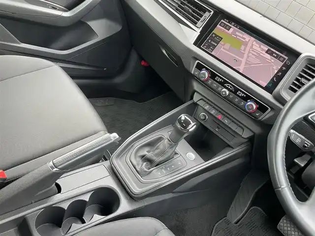 アウディ Ａ１ SB 25TFSI 静岡県 2020(令2)年 1.6万km グレイシアホワイトメタリック 純正ナビ：MMIナビゲーション/バーチャルコックピット/Bluetooth接続/ETC2.0/前席シートヒーター/前後コーナーセンサー/レーンキープアシスト/クルーズコントロール/USB充電ポート/スマートキー/バックカメラ/アイドリングストップ/パーキングアシスト/純正フロアマット/純正15インチAW