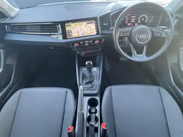 アウディ Ａ１ SB 25TFSI 高知県 2020(令2)年 1.6万km グレイシアホワイトメタリック アシスタンス・パッケージ/アクティブレーンアシスト/アダプティブクルーズコントロール/プレセンスベーシック/ハイビームアシスト/自動防眩ルームミラー/コンビニエンス・パッケージ/アドバンスキー/リヤビューカメラ/パーキングシステム/前席シートヒーター/コントラストルーフ/ブラックルーフ/ブラックリアスポイラー/純正15インチAW/ナビゲーション・パッケージ/MMIナビゲーションシステム/アウディコネクト/バーチャルコックピット/革巻きステアリングホイール/LEDパッケージ/LEDヘッドライト/LEDリアコンビネーションランプ/ETC/保証書/取説/スペアキー