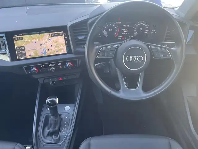 アウディ Ａ１ SB 25TFSI 高知県 2020(令2)年 1.6万km グレイシアホワイトメタリック アシスタンス・パッケージ/アクティブレーンアシスト/アダプティブクルーズコントロール/プレセンスベーシック/ハイビームアシスト/自動防眩ルームミラー/コンビニエンス・パッケージ/アドバンスキー/リヤビューカメラ/パーキングシステム/前席シートヒーター/コントラストルーフ/ブラックルーフ/ブラックリアスポイラー/純正15インチAW/ナビゲーション・パッケージ/MMIナビゲーションシステム/アウディコネクト/バーチャルコックピット/革巻きステアリングホイール/LEDパッケージ/LEDヘッドライト/LEDリアコンビネーションランプ/ETC/保証書/取説/スペアキー
