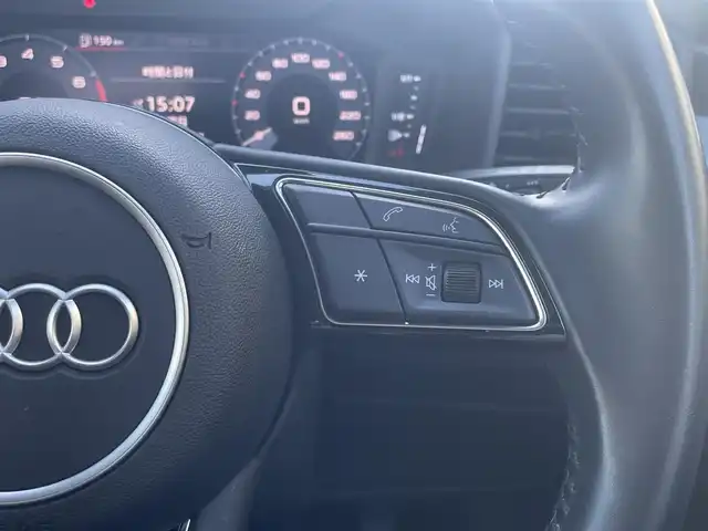 アウディ Ａ１ SB 25TFSI 高知県 2020(令2)年 1.6万km グレイシアホワイトメタリック アシスタンス・パッケージ/アクティブレーンアシスト/アダプティブクルーズコントロール/プレセンスベーシック/ハイビームアシスト/自動防眩ルームミラー/コンビニエンス・パッケージ/アドバンスキー/リヤビューカメラ/パーキングシステム/前席シートヒーター/コントラストルーフ/ブラックルーフ/ブラックリアスポイラー/純正15インチAW/ナビゲーション・パッケージ/MMIナビゲーションシステム/アウディコネクト/バーチャルコックピット/革巻きステアリングホイール/LEDパッケージ/LEDヘッドライト/LEDリアコンビネーションランプ/ETC/保証書/取説/スペアキー