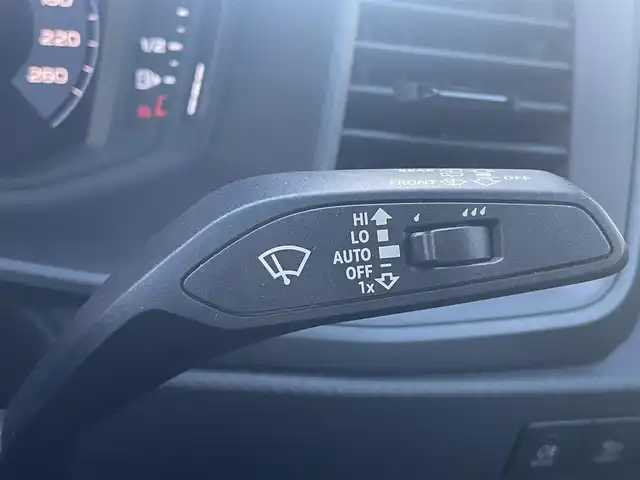 アウディ Ａ１ SB 25TFSI 高知県 2020(令2)年 1.6万km グレイシアホワイトメタリック アシスタンス・パッケージ/アクティブレーンアシスト/アダプティブクルーズコントロール/プレセンスベーシック/ハイビームアシスト/自動防眩ルームミラー/コンビニエンス・パッケージ/アドバンスキー/リヤビューカメラ/パーキングシステム/前席シートヒーター/コントラストルーフ/ブラックルーフ/ブラックリアスポイラー/純正15インチAW/ナビゲーション・パッケージ/MMIナビゲーションシステム/アウディコネクト/バーチャルコックピット/革巻きステアリングホイール/LEDパッケージ/LEDヘッドライト/LEDリアコンビネーションランプ/ETC/保証書/取説/スペアキー