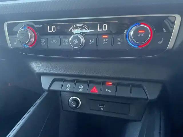 アウディ Ａ１ SB 25TFSI 高知県 2020(令2)年 1.6万km グレイシアホワイトメタリック アシスタンス・パッケージ/アクティブレーンアシスト/アダプティブクルーズコントロール/プレセンスベーシック/ハイビームアシスト/自動防眩ルームミラー/コンビニエンス・パッケージ/アドバンスキー/リヤビューカメラ/パーキングシステム/前席シートヒーター/コントラストルーフ/ブラックルーフ/ブラックリアスポイラー/純正15インチAW/ナビゲーション・パッケージ/MMIナビゲーションシステム/アウディコネクト/バーチャルコックピット/革巻きステアリングホイール/LEDパッケージ/LEDヘッドライト/LEDリアコンビネーションランプ/ETC/保証書/取説/スペアキー