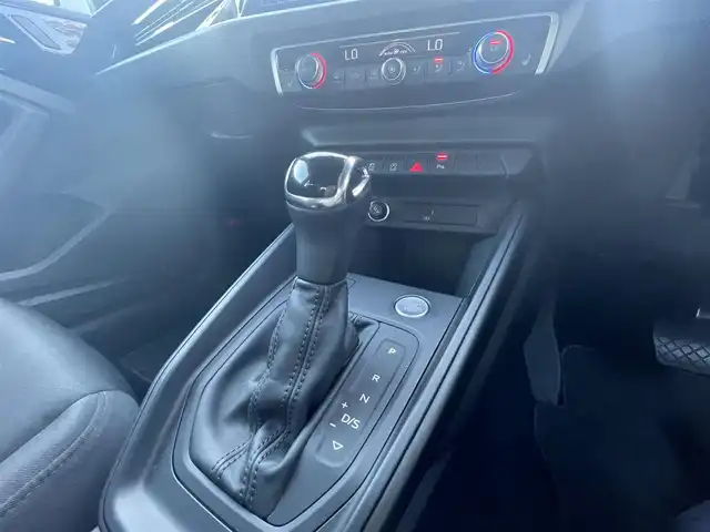 アウディ Ａ１ SB 25TFSI 高知県 2020(令2)年 1.6万km グレイシアホワイトメタリック アシスタンス・パッケージ/アクティブレーンアシスト/アダプティブクルーズコントロール/プレセンスベーシック/ハイビームアシスト/自動防眩ルームミラー/コンビニエンス・パッケージ/アドバンスキー/リヤビューカメラ/パーキングシステム/前席シートヒーター/コントラストルーフ/ブラックルーフ/ブラックリアスポイラー/純正15インチAW/ナビゲーション・パッケージ/MMIナビゲーションシステム/アウディコネクト/バーチャルコックピット/革巻きステアリングホイール/LEDパッケージ/LEDヘッドライト/LEDリアコンビネーションランプ/ETC/保証書/取説/スペアキー