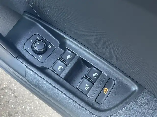アウディ Ａ１ SB 25TFSI 高知県 2020(令2)年 1.6万km グレイシアホワイトメタリック アシスタンス・パッケージ/アクティブレーンアシスト/アダプティブクルーズコントロール/プレセンスベーシック/ハイビームアシスト/自動防眩ルームミラー/コンビニエンス・パッケージ/アドバンスキー/リヤビューカメラ/パーキングシステム/前席シートヒーター/コントラストルーフ/ブラックルーフ/ブラックリアスポイラー/純正15インチAW/ナビゲーション・パッケージ/MMIナビゲーションシステム/アウディコネクト/バーチャルコックピット/革巻きステアリングホイール/LEDパッケージ/LEDヘッドライト/LEDリアコンビネーションランプ/ETC/保証書/取説/スペアキー