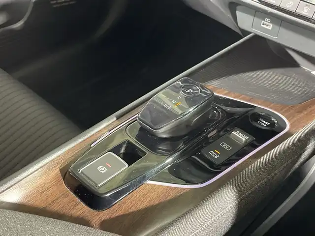 日産 オーラ G レザーエディション 福岡県 2022(令4)年 1.6万km ピュアホワイトパール 純正メモリナビ/アラウンドビューモニター/黒革シート/ワンオーナー/前後ドライブレコーダー/レーンアシスト/衝突軽減/オートライト/オートハイビーム/フルセグテレビ/プッシュスタート/純正17インチアルミホイール