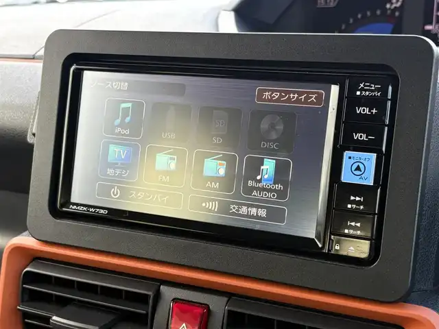 ダイハツ タント ファンクロス 大分県 2023(令5)年 1万km レイクブルーメタリック ・純正ナビ(CD/DVD/SD/USB)/・バックカメラ/・フルセグテレビ/・両側パワースライドドア/・スマートアシスト/・コーナーセンサー/・ドライブレコーダー/・ETC/・シートヒーター/・オートハイビーム/・純正フロアマット/・純正アルミホイール