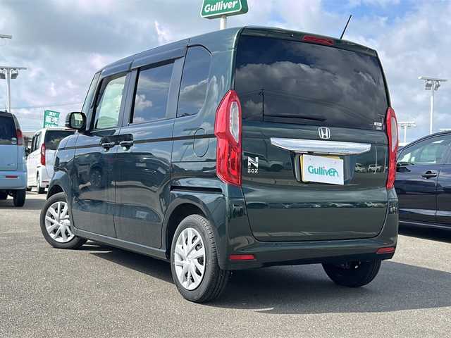 ホンダ Ｎ ＢＯＸ G 佐賀県 2023(令5)年 0.4万km ブリティッシュグリーンP 社外メモリーナビゲーション/・フルセグTV/CD/DVD/SD/Bluetooth/バックカメラ/前後ドライブレコーダー/ETC/両側スライドドア/電子パーキングブレーキ/・AUTO HOLD機能/ISOFIX対応/ステアリングリモコン/純正LEDヘッドライト/・オートマチックハイビーム/純正フロアマット/純正ドアバイザ―/新車保証書/取扱説明書/スペアキー１本/ホンダセンシング/・アダプディブクルーズコントロール/・衝突被害軽減ブレーキ/・先行車発進お知らせ機能/・路外逸脱抑制機能/・標識認識機能/・パーキングセンサー