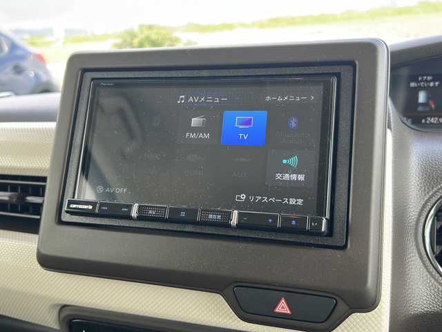 ホンダ Ｎ ＢＯＸ G 佐賀県 2023(令5)年 0.4万km ブリティッシュグリーンP 社外メモリーナビゲーション/・フルセグTV/CD/DVD/SD/Bluetooth/バックカメラ/前後ドライブレコーダー/ETC/両側スライドドア/電子パーキングブレーキ/・AUTO HOLD機能/ISOFIX対応/ステアリングリモコン/純正LEDヘッドライト/・オートマチックハイビーム/純正フロアマット/純正ドアバイザ―/新車保証書/取扱説明書/スペアキー１本/ホンダセンシング/・アダプディブクルーズコントロール/・衝突被害軽減ブレーキ/・先行車発進お知らせ機能/・路外逸脱抑制機能/・標識認識機能/・パーキングセンサー