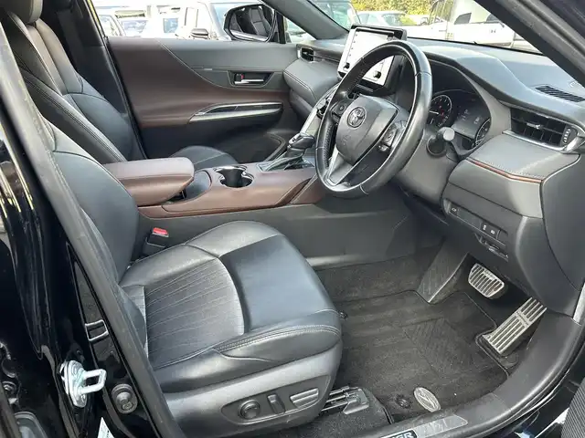 トヨタ ハリアー G 島根県 2021(令3)年 3.6万km ブラック 登録時走行距離35243km/ワンオーナー/Apple Car Play/純正メモリナビ/バックカメラ/ビルトインETC/前後ドライブレコーダー/デジタルインナーミラー/ハーフレザーシート/運転席席パワーシート/パワーバックドア/TOYOTA Safety Sense/・レーダークルーズ コントロール/・プリクラッシュセーフティ/・レーントレーシングアシスト/・レーンディパーチャーアラート/・ロードサインアシスト/・先行車発進告知機能/・オートマチックハイビーム/リアクロストラフィックアラート/パーキングサポートブレーキ/ブラインドスポットモニター/横滑り防止機能/純正18インチAW/スマートキー/純正LEDヘッドライト/禁煙車