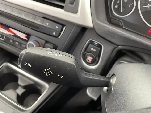 ＢＭＷ ３２０ｉ ツーリング 大分県 2014(平26)年 5万km アルピンホワイトⅢ 純正ナビ/（Bluetooth/AM/FM/CD/DVD)/バックカメラ/パワーバックドア/衝突軽減ブレーキ/レーンキープアシスト/前席パワーシート/ETC/ステアリングスイッチ/純正アルミホイール/MT付きAT/走行モード切替/（コンフォート/ECOPRO/sports）/保証書・取扱説明書