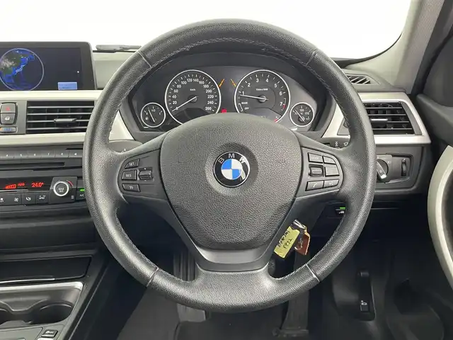 ＢＭＷ ３２０ｉ ツーリング 大分県 2014(平26)年 5万km アルピンホワイトⅢ 純正ナビ/（Bluetooth/AM/FM/CD/DVD)/バックカメラ/パワーバックドア/衝突軽減ブレーキ/レーンキープアシスト/前席パワーシート/ETC/ステアリングスイッチ/純正アルミホイール/MT付きAT/走行モード切替/（コンフォート/ECOPRO/sports）/保証書・取扱説明書