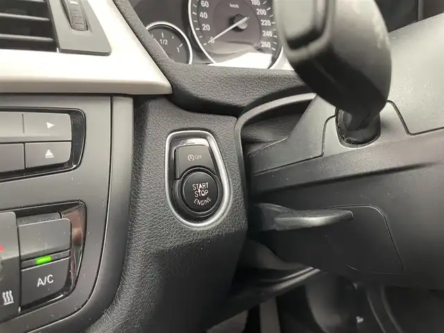 ＢＭＷ ３２０ｉ ツーリング 大分県 2014(平26)年 5万km アルピンホワイトⅢ 純正ナビ/（Bluetooth/AM/FM/CD/DVD)/バックカメラ/パワーバックドア/衝突軽減ブレーキ/レーンキープアシスト/前席パワーシート/ETC/ステアリングスイッチ/純正アルミホイール/MT付きAT/走行モード切替/（コンフォート/ECOPRO/sports）/保証書・取扱説明書