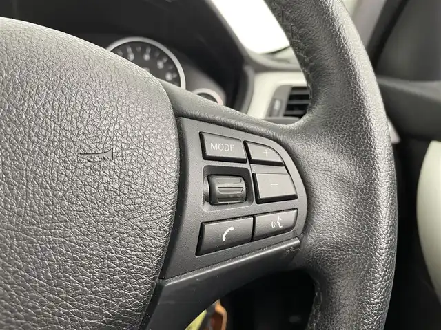 ＢＭＷ ３２０ｉ ツーリング 大分県 2014(平26)年 5万km アルピンホワイトⅢ 純正ナビ/（Bluetooth/AM/FM/CD/DVD)/バックカメラ/パワーバックドア/衝突軽減ブレーキ/レーンキープアシスト/前席パワーシート/ETC/ステアリングスイッチ/純正アルミホイール/MT付きAT/走行モード切替/（コンフォート/ECOPRO/sports）/保証書・取扱説明書