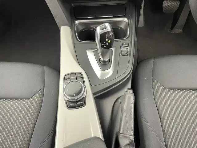 ＢＭＷ ３２０ｉ ツーリング 大分県 2014(平26)年 5万km アルピンホワイトⅢ 純正ナビ/（Bluetooth/AM/FM/CD/DVD)/バックカメラ/パワーバックドア/衝突軽減ブレーキ/レーンキープアシスト/前席パワーシート/ETC/ステアリングスイッチ/純正アルミホイール/MT付きAT/走行モード切替/（コンフォート/ECOPRO/sports）/保証書・取扱説明書