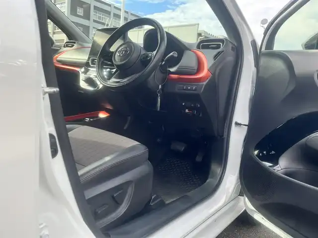 トヨタ アクア Z 島根県 2023(令5)年 6万km プラチナホワイトパールマイカ 純正１０．５型ナビ　/Ｂｌｕｅｔｏｏｔｈ接続　/全方位／バックカメラ　/ＥＴＣ　/ミラー一体型前後ドライブレコーダー　/クルーズコントロール　/ブラインドスポットモニター　/ヘッドアップディスプレイ　/パーキングアシスト/前後コーナーセンサー　/運転席パワーシート/前席シートヒーター　/ステアリングヒーター/オートハイビーム／ライト　/純正ＬＥＤヘッドライト　/純正１５インチアルミホイール/純正フロアマット