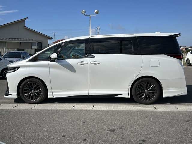トヨタ ヴェルファイア ハイブリット Z プレミア 香川県 2023(令5)年 6.7万km プラチナホワイトパールマイカ 純正14インチHDディスプレイオーディオPlus（フルセグTV/BT)/アラウンドユーモニター/ブラインドスポットモニター/デジタルインナーミラー/後席モニター/ドライバーモニター/純正GRエアロ（フロント，サイド，リア）/両側パワースライドドア/サンルーフ/3列シート/電動リアゲート/ドライブレコーダー/パワーシート/シートヒーター/エアシート/コーナーセンサー/オートマチックハイビーム/シートメモリー/社外マフラー/ビルトインETC2.0
