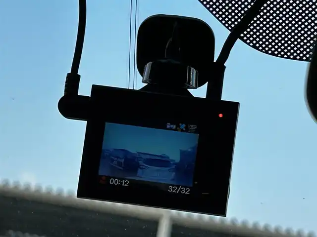 スズキ ラパン X 滋賀県 2016(平28)年 5.1万km シフォンアイボリーメタリック 社外9インチナビ/【Bluetooth/CD/DVD/フルセグTV】/バックカメラ/衝突軽減ブレーキ/HIDヘッドライト/オートライト/前後ドライブレコーダー/D席シートヒーター/ビルトインETC/ドアバイザー/純正フロアマット/プッシュスタート/スマートキー