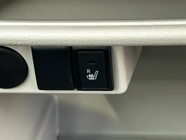 スズキ ラパン X 滋賀県 2016(平28)年 5.1万km シフォンアイボリーメタリック 社外9インチナビ/【Bluetooth/CD/DVD/フルセグTV】/バックカメラ/衝突軽減ブレーキ/HIDヘッドライト/オートライト/前後ドライブレコーダー/D席シートヒーター/ビルトインETC/ドアバイザー/純正フロアマット/プッシュスタート/スマートキー