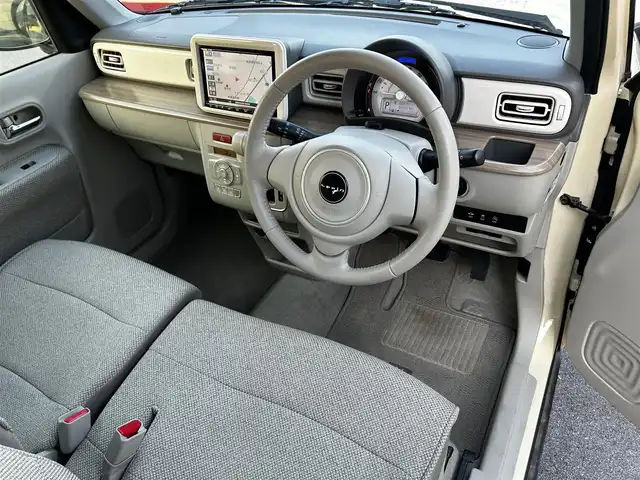 スズキ ラパン X 滋賀県 2016(平28)年 5.1万km シフォンアイボリーメタリック 社外9インチナビ/【Bluetooth/CD/DVD/フルセグTV】/バックカメラ/衝突軽減ブレーキ/HIDヘッドライト/オートライト/前後ドライブレコーダー/D席シートヒーター/ビルトインETC/ドアバイザー/純正フロアマット/プッシュスタート/スマートキー