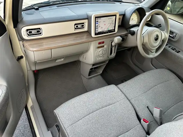 スズキ ラパン X 滋賀県 2016(平28)年 5.1万km シフォンアイボリーメタリック 社外9インチナビ/【Bluetooth/CD/DVD/フルセグTV】/バックカメラ/衝突軽減ブレーキ/HIDヘッドライト/オートライト/前後ドライブレコーダー/D席シートヒーター/ビルトインETC/ドアバイザー/純正フロアマット/プッシュスタート/スマートキー