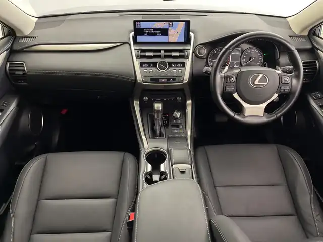 レクサス ＮＸ 300 Iパッケージ 鹿児島県 2019(平31)年 3.9万km プラチナムシルバーメタリック ・純正ナビ/・フルセグTV　BT/・パノラミックビューモニター/・バック フロントカメラ/・レーダークルコン/・合皮シート/・シートヒーター/・メモリー付きパワーシート/・パワーバックドア/・前後コーナーセンサー/・ブラインドスポットモニター/・3眼LEDライト/・パドルシフト/・ステアリングヒーター/・オートハイビーム/・ビルトインETC2.0