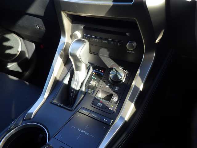 レクサス ＮＸ 300 Iパッケージ 千葉県 2019(平31)年 3.9万km プラチナムシルバーメタリック Lexus Safety System+/・プリクラッシュセーフティ/・レーンディパーチャーアラート/・オートハイビーム/・レーダークルーズコントロール/・ブラインドスポットモニター/純正SDナビ/地デジTV/【DVD/CD再生機能　Bluetooth接続】/パノラミックビューモニター/革巻きステアリング/ステアリングスイッチ/ステアリングヒーター/パドルシフト/ETC（2.0）/LEDヘッドライト/フォグライト/ウインカーミラー/クリアランスソナー/純正18インチアルミホイル/サイド/カーテンエアバッグ/スマートキー