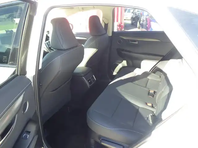 レクサス ＮＸ 300 Iパッケージ 千葉県 2019(平31)年 3.9万km プラチナムシルバーメタリック Lexus Safety System+/・プリクラッシュセーフティ/・レーンディパーチャーアラート/・オートハイビーム/・レーダークルーズコントロール/・ブラインドスポットモニター/純正SDナビ/地デジTV/【DVD/CD再生機能　Bluetooth接続】/パノラミックビューモニター/革巻きステアリング/ステアリングスイッチ/ステアリングヒーター/パドルシフト/ETC（2.0）/LEDヘッドライト/フォグライト/ウインカーミラー/クリアランスソナー/純正18インチアルミホイル/サイド/カーテンエアバッグ/スマートキー