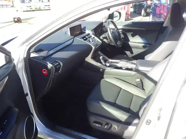 レクサス ＮＸ 300 Iパッケージ 千葉県 2019(平31)年 3.9万km プラチナムシルバーメタリック Lexus Safety System+/・プリクラッシュセーフティ/・レーンディパーチャーアラート/・オートハイビーム/・レーダークルーズコントロール/・ブラインドスポットモニター/純正SDナビ/地デジTV/【DVD/CD再生機能　Bluetooth接続】/パノラミックビューモニター/革巻きステアリング/ステアリングスイッチ/ステアリングヒーター/パドルシフト/ETC（2.0）/LEDヘッドライト/フォグライト/ウインカーミラー/クリアランスソナー/純正18インチアルミホイル/サイド/カーテンエアバッグ/スマートキー