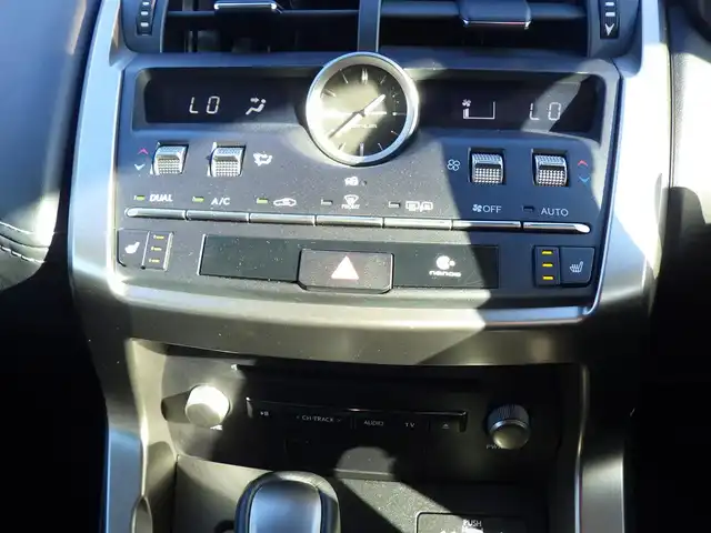 レクサス ＮＸ 300 Iパッケージ 千葉県 2019(平31)年 3.9万km プラチナムシルバーメタリック Lexus Safety System+/・プリクラッシュセーフティ/・レーンディパーチャーアラート/・オートハイビーム/・レーダークルーズコントロール/・ブラインドスポットモニター/純正SDナビ/地デジTV/【DVD/CD再生機能　Bluetooth接続】/パノラミックビューモニター/革巻きステアリング/ステアリングスイッチ/ステアリングヒーター/パドルシフト/ETC（2.0）/LEDヘッドライト/フォグライト/ウインカーミラー/クリアランスソナー/純正18インチアルミホイル/サイド/カーテンエアバッグ/スマートキー