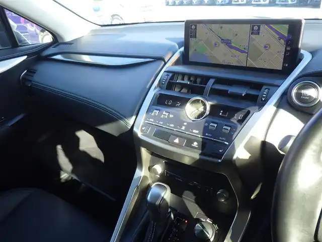 レクサス ＮＸ 300 Iパッケージ 千葉県 2019(平31)年 3.9万km プラチナムシルバーメタリック Lexus Safety System+/・プリクラッシュセーフティ/・レーンディパーチャーアラート/・オートハイビーム/・レーダークルーズコントロール/・ブラインドスポットモニター/純正SDナビ/地デジTV/【DVD/CD再生機能　Bluetooth接続】/パノラミックビューモニター/革巻きステアリング/ステアリングスイッチ/ステアリングヒーター/パドルシフト/ETC（2.0）/LEDヘッドライト/フォグライト/ウインカーミラー/クリアランスソナー/純正18インチアルミホイル/サイド/カーテンエアバッグ/スマートキー