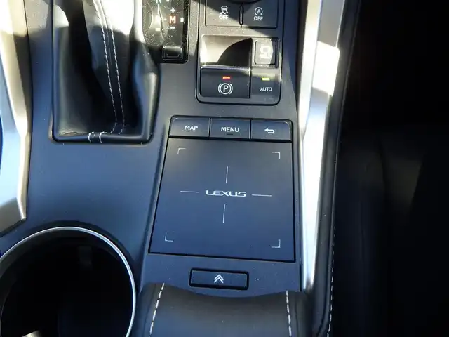 レクサス ＮＸ 300 Iパッケージ 千葉県 2019(平31)年 3.9万km プラチナムシルバーメタリック Lexus Safety System+/・プリクラッシュセーフティ/・レーンディパーチャーアラート/・オートハイビーム/・レーダークルーズコントロール/・ブラインドスポットモニター/純正SDナビ/地デジTV/【DVD/CD再生機能　Bluetooth接続】/パノラミックビューモニター/革巻きステアリング/ステアリングスイッチ/ステアリングヒーター/パドルシフト/ETC（2.0）/LEDヘッドライト/フォグライト/ウインカーミラー/クリアランスソナー/純正18インチアルミホイル/サイド/カーテンエアバッグ/スマートキー